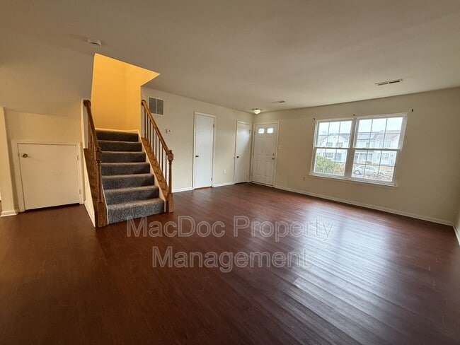 Foto del edificio - 3635 McDowell Ct