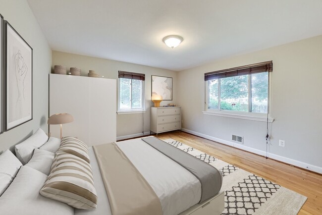 Foto del edificio - ONE LEVEL LIVING -- BETHESDA !!!  2Bed + 2.5 BA + Home Office / Fin basement,Fenced Yard - .2 to ...