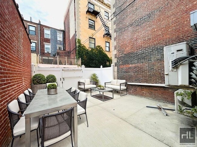 Building Photo - Enormous Striver's Row 2 Bedroom/Flex 3 Du...