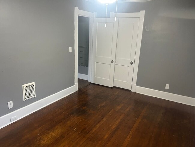 Building Photo - 3 Bedroom House