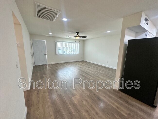 Foto del edificio - 10806 W Camelot Cir