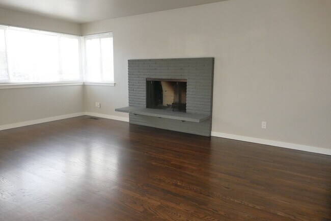 Building Photo - 610