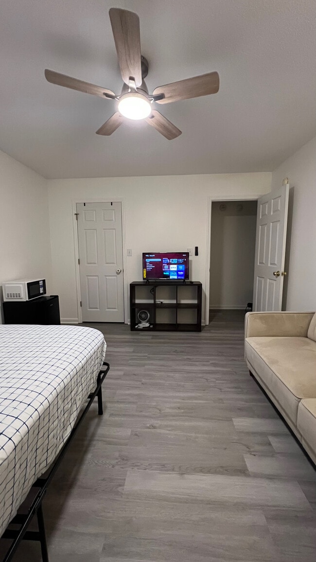 Building Photo - 301 Winners Cir S