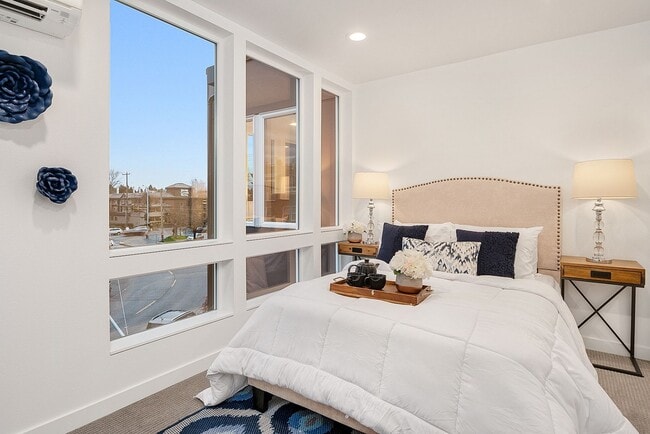 Photo - Stylish, Bright and Efficient 2 bed 1.75 Bath Townhome. Walk to U-Village!