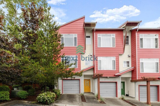 Building Photo - 3 Bed 2.5 Bath End Unit Townhome is Available for Rent!