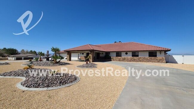 Foto del edificio - Huge 5 Bedroom, 2.5 Bath with 8 Car Garage...