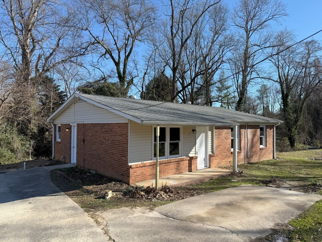 Foto principal - 3 Bedroom House, GREAT LOCATION *FIRST MONTH FREE*