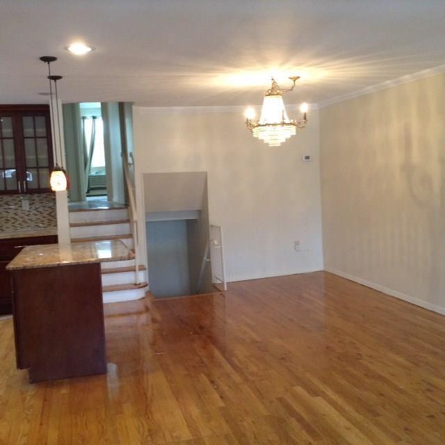 Building Photo - 1264 E 69th St