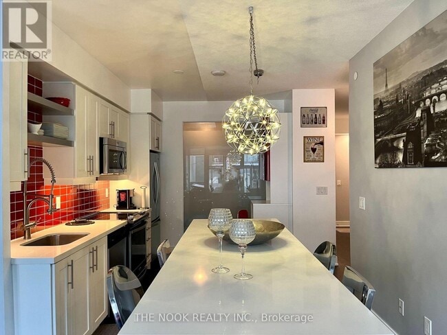 Building Photo - 525 Adelaide St W