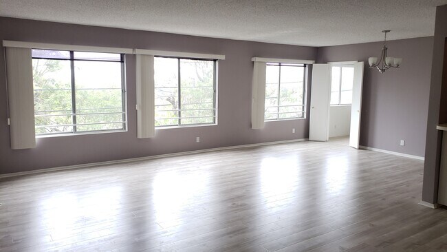 Building Photo - 1259 S Camden Dr