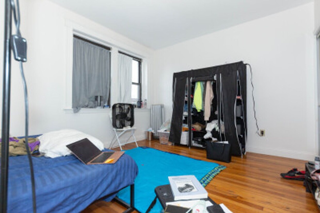 Foto principal - 4 bed 2 bath apartment (Brighton) 9/1