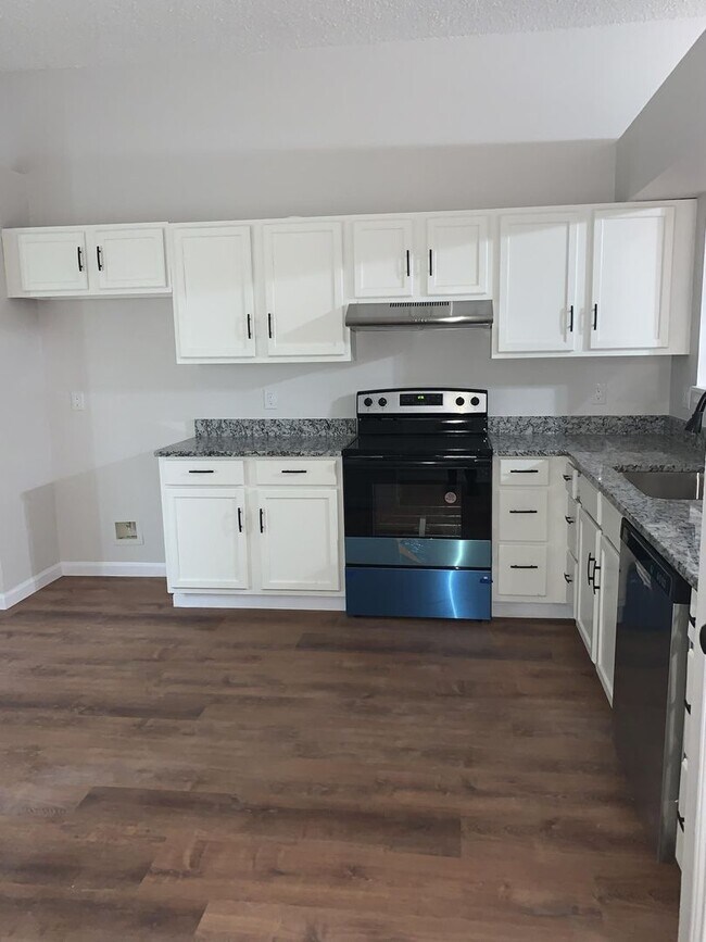 Foto del edificio - Gorgeously Updated 3 Bedroom 2 Bathroom Ho...