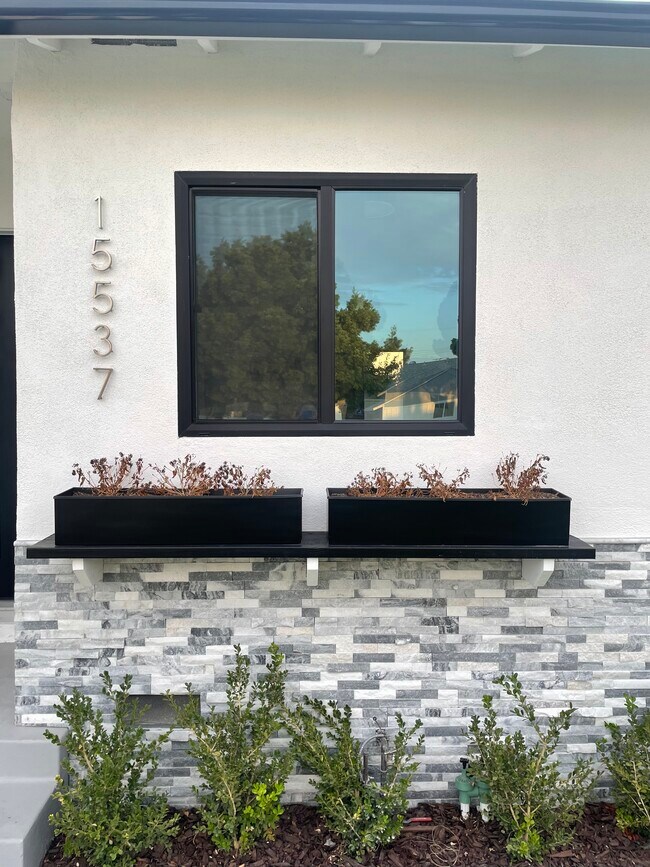 Foto del edificio - 15537 Elmcroft Ave