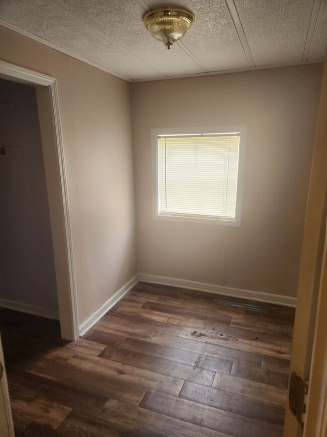 Building Photo - 3 Bedroom - 2 Bath in Auburn - Ranch