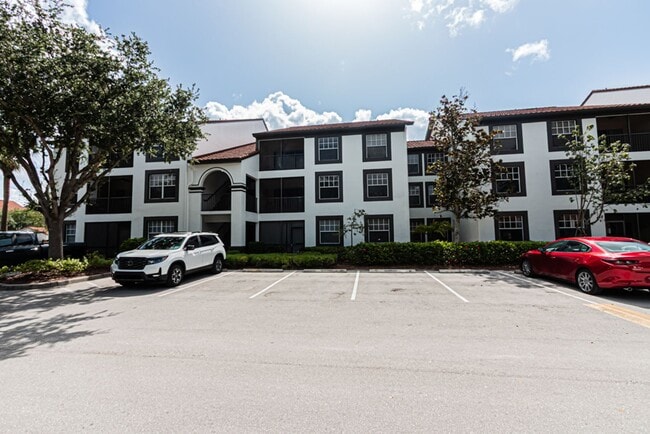 Building Photo - Ground-Level Comfort in North Naples – 2BR...