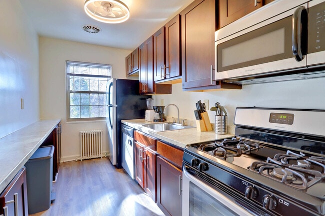 Building Photo - 1420 W Abingdon Dr