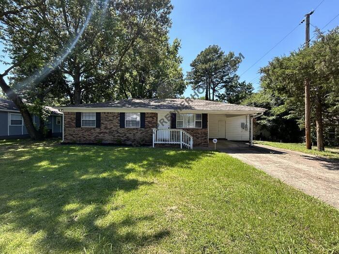 Primary Photo - 916 S Rd