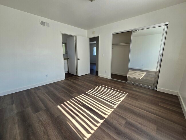 Foto del edificio - 7937 Newlin Ave