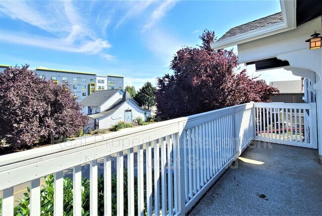 Building Photo - 3210 Lombard Ave