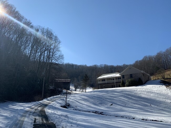 Building Photo - 664 Bear Branch Rd