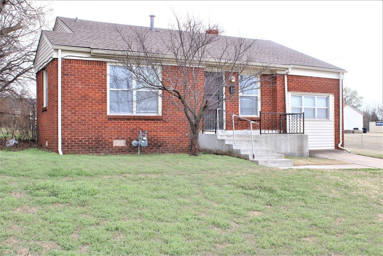 Primary Photo - Charming 3 Bed Brick Home Conveniently loc...