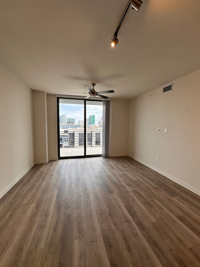 Building Photo - 1109 NW 5th Ct