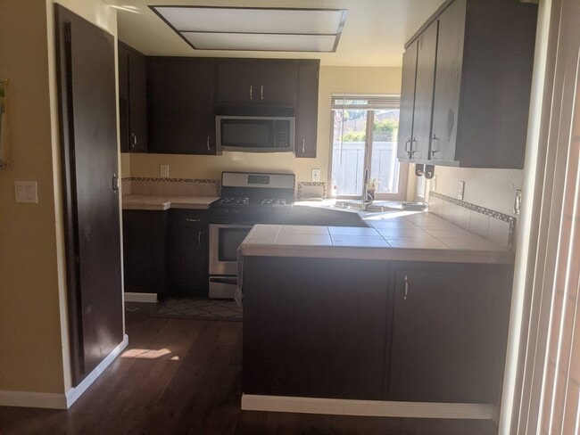 Building Photo - Beautiful Townhouse In A Perfect Location!