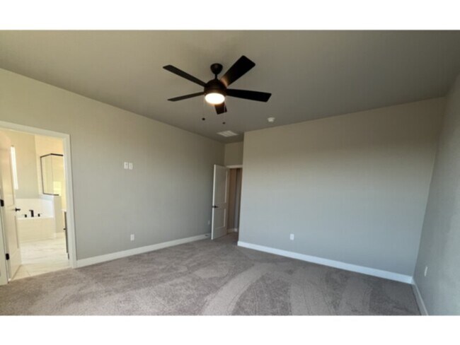 Building Photo - Enjoy modern living and breathtaking views...