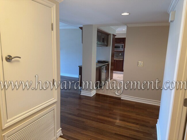 Building Photo - Luxurious condo with top of the line appli...