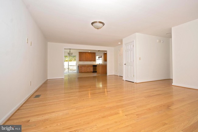 Building Photo - 2307 Oakmont Rd