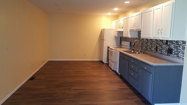Building Photo - 600 Oakwood Dr