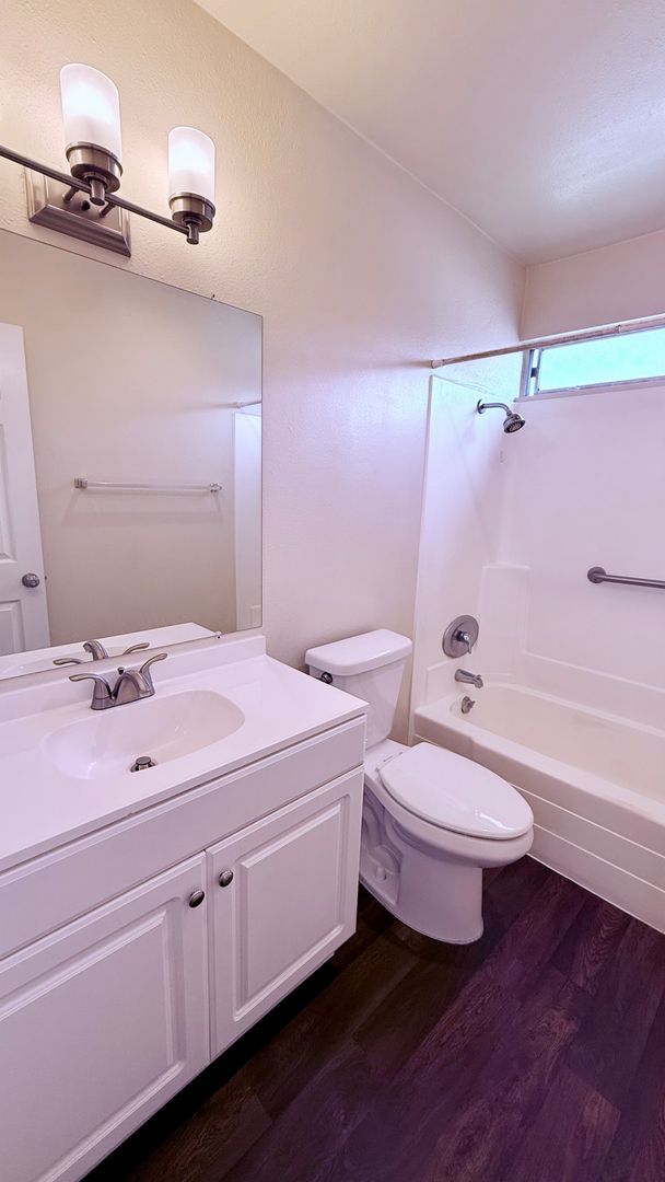 Building Photo - Huge 1 Bedroom in Quiet Neighborhood