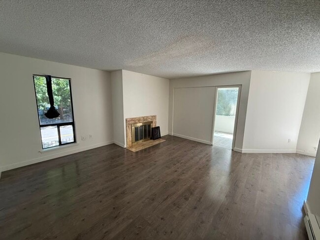 Photo - 3 Bed 2 Bath Condo & Pool Access!