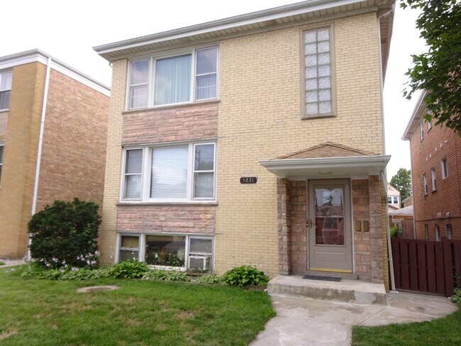 Building Photo - 5831 W Lawrence Ave