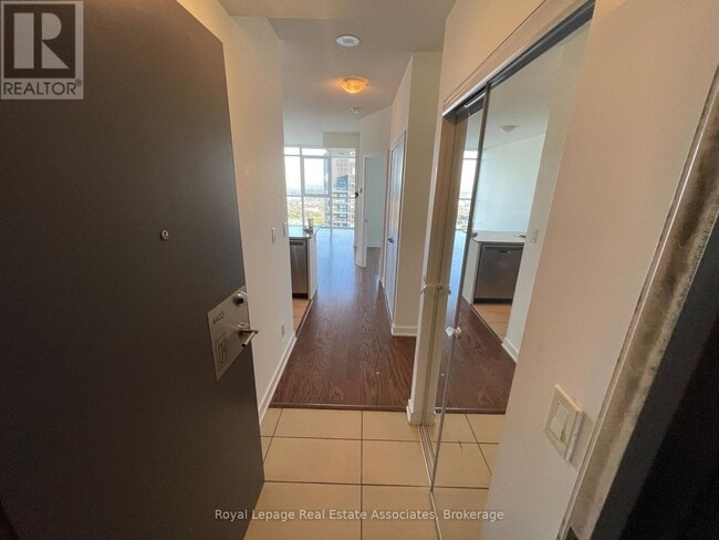 Photo du bâtiment - 4070 Confederation Pkwy