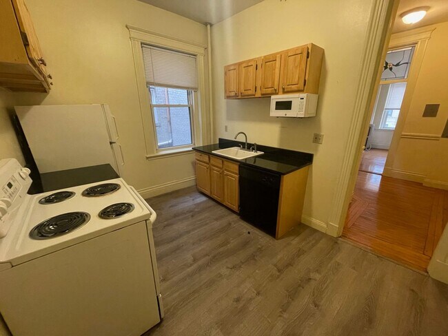 Foto del edificio - Available 11/1! Spacious Fenway 1BR full of charm, new in unit laundry!