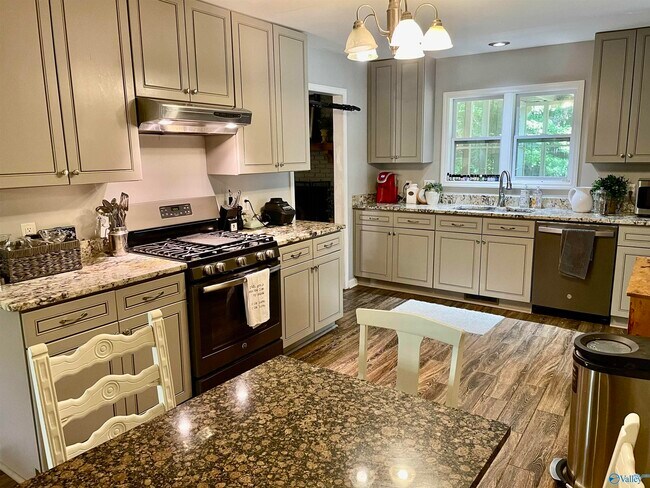 Foto del edificio - 2105 Hansel Ave SW