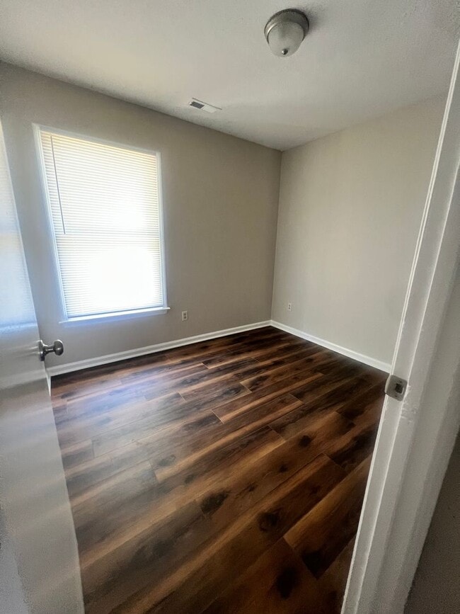Foto del edificio - Three Bedroom Two Bath Home