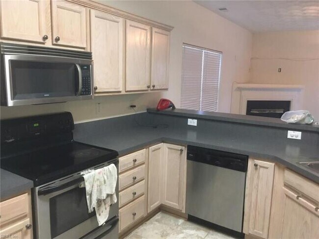 Building Photo - 4 bedroom in Virginia Beach VA 23462