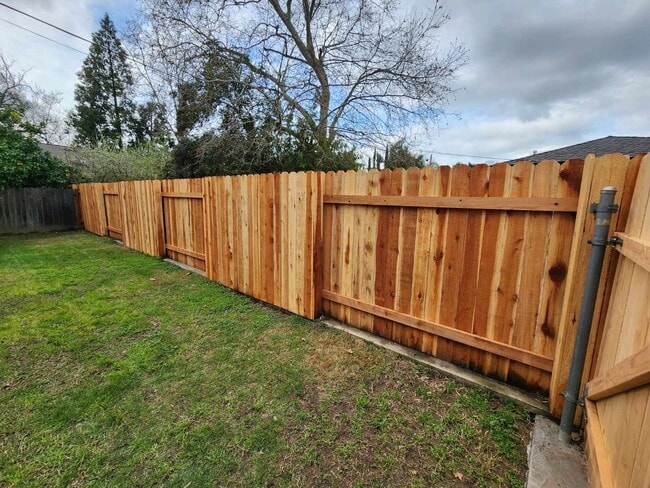 Building Photo - Central Roseville, Pool, Gardner Single Story Large Yard,  3 bedrooms, 2 baths,  1931sqft Gardner...