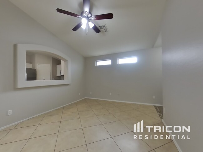 Foto del edificio - 12534 W Willow Ave
