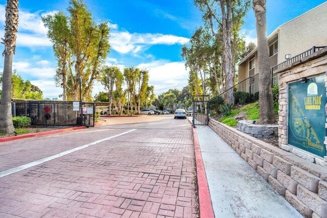 Building Photo - Two Bedroom townhome in the Oak Park / Lem...