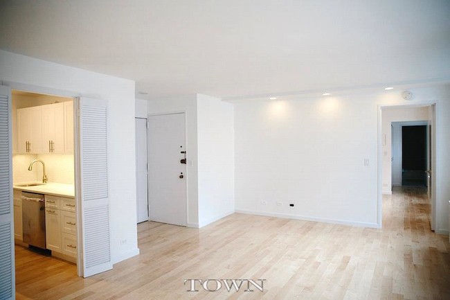 Building Photo - 303 Greenwich St