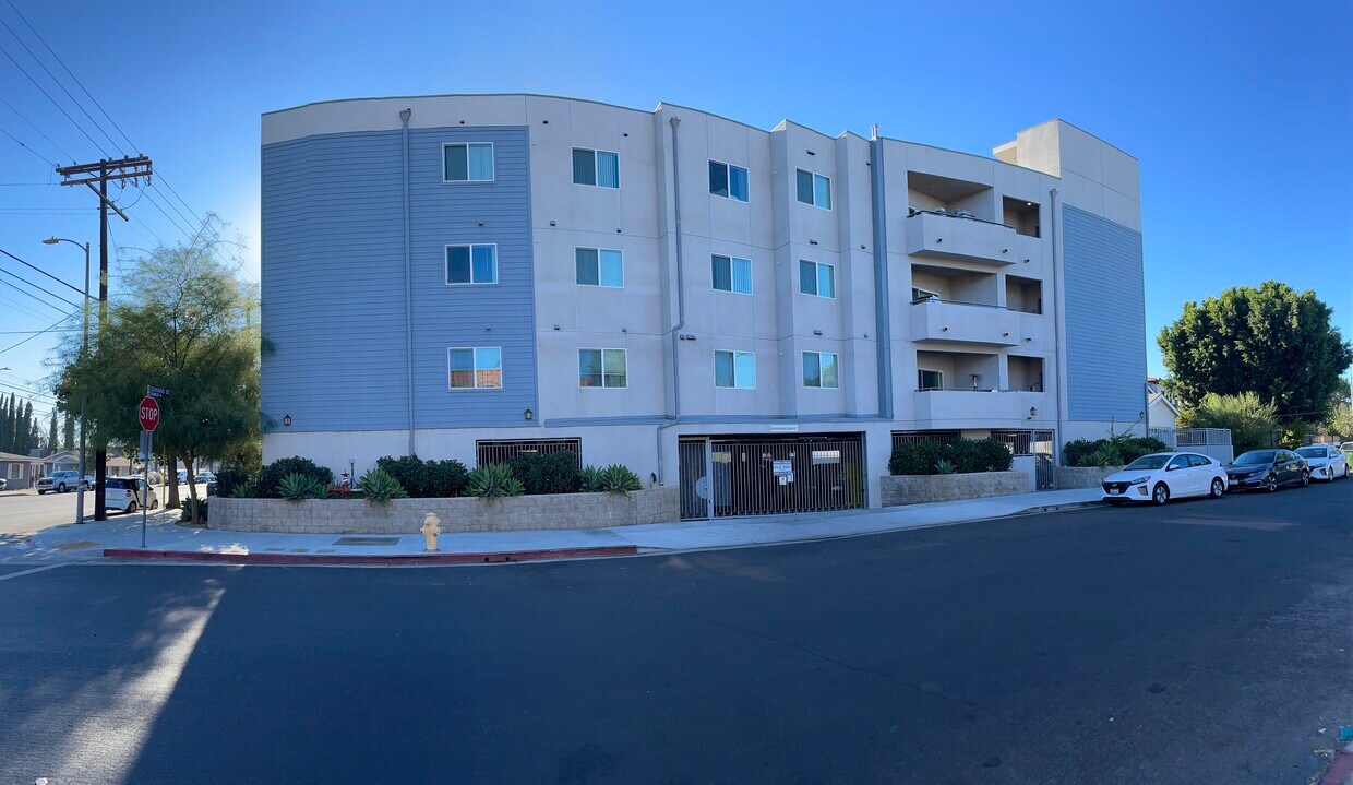 Primary Photo - 12405 Oxnard St