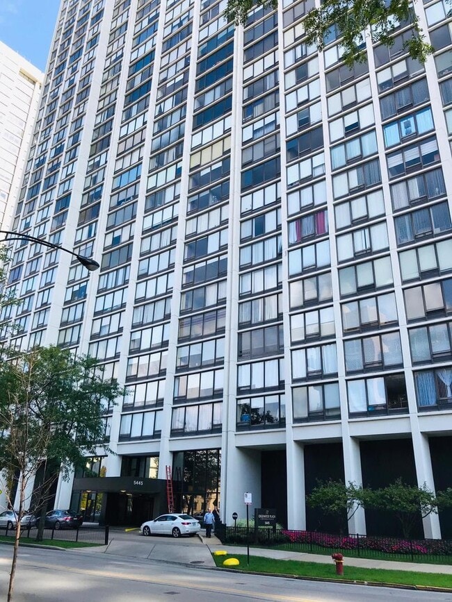 Building Photo - 5445 N Sheridan Rd