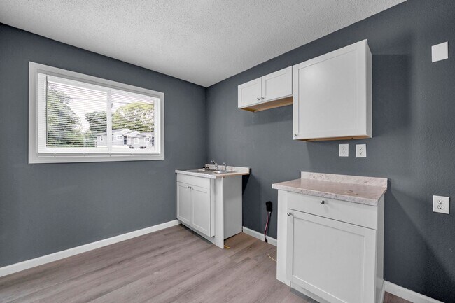 Building Photo - Move in Ready!   2 Bed / 1 bath Apartment