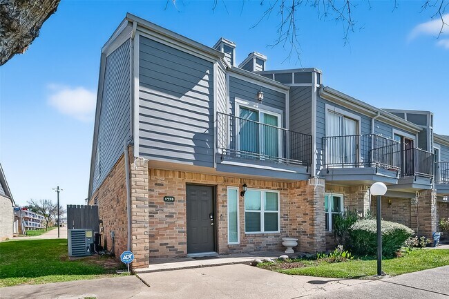 Building Photo - 1710 Good Day Dr