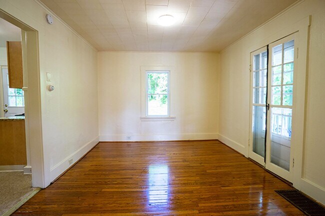 Building Photo - Available 6/1/2026 Charming Home With Priv...