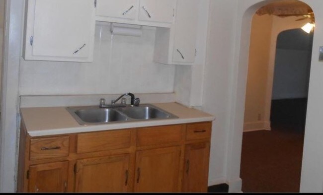 Building Photo - East Side Efficiency/Studio Apartment