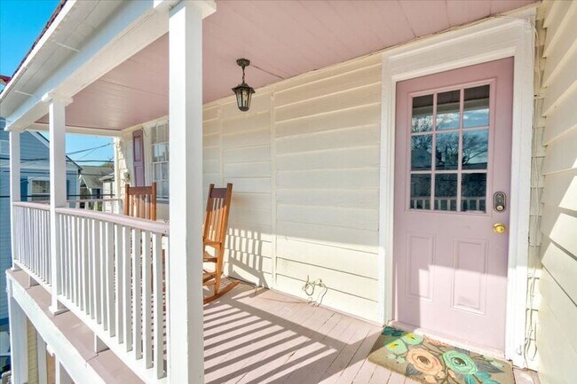 Building Photo - 8 Sires St